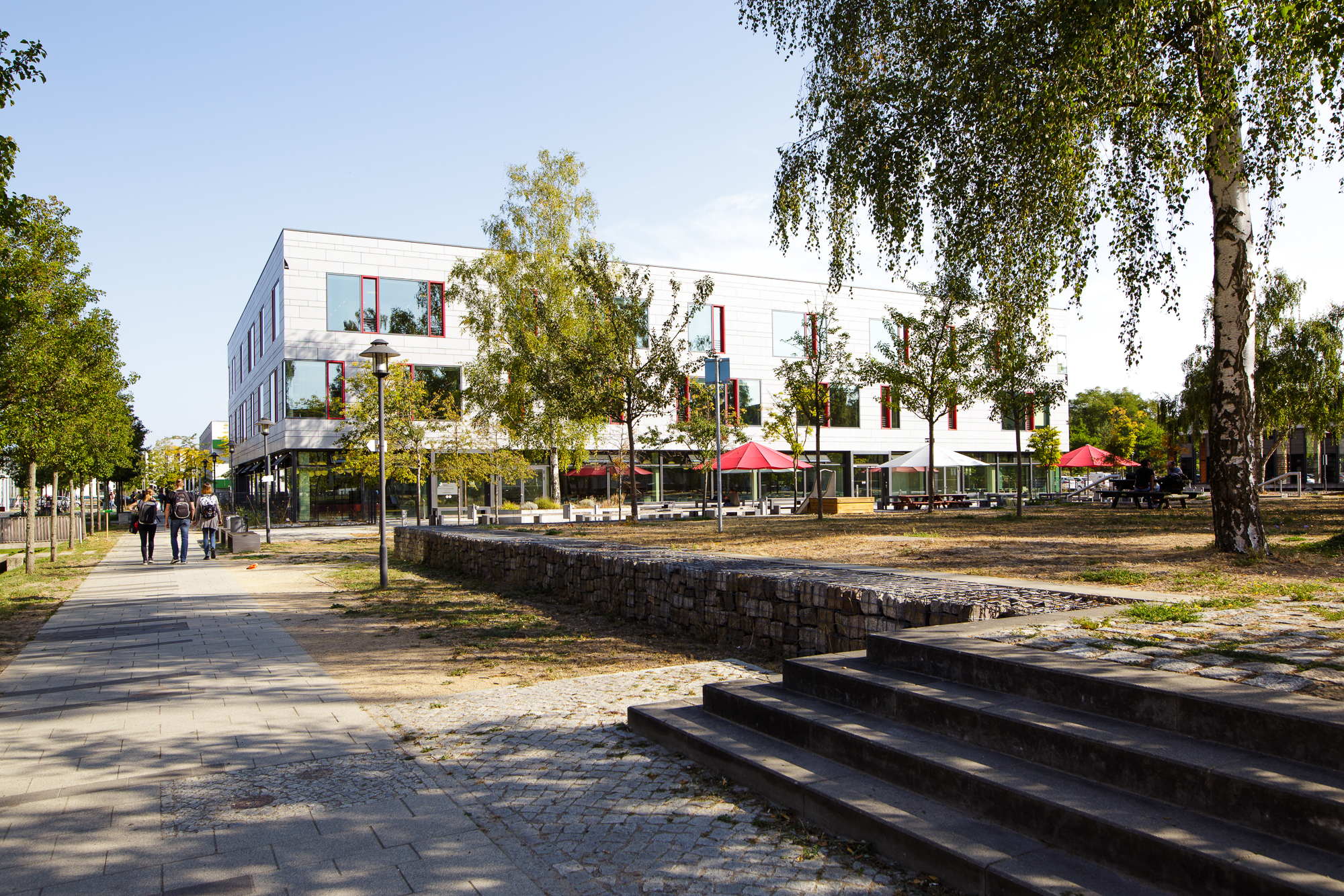 Der Campus der Fachhochschule Potsdam im Sommer